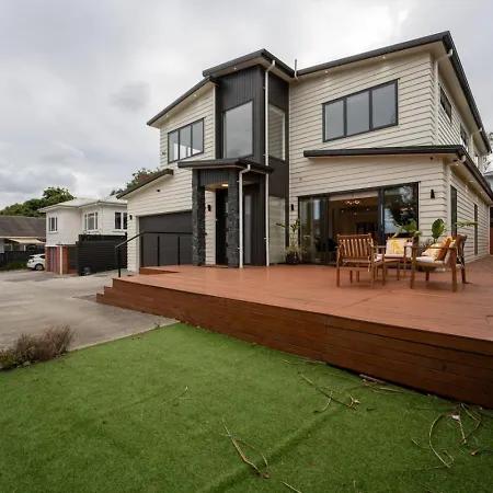 5 Brm Luxurious Bungalow - Epsom